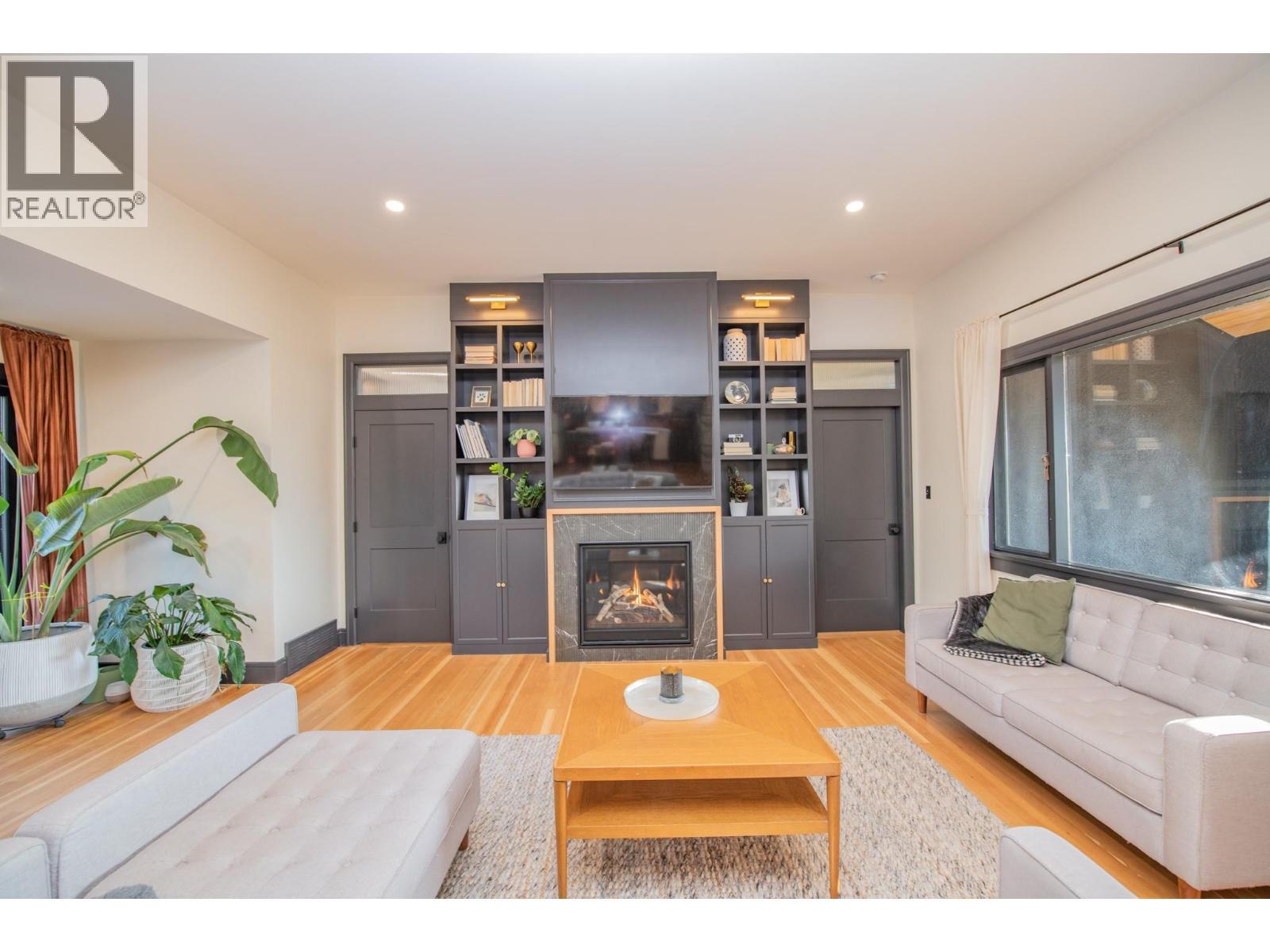 2505 23 Street, Vernon, BC - Indoor Photo Showing Living Room With Fireplace