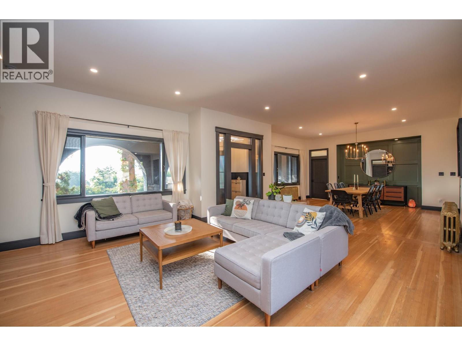 2505 23 Street, Vernon, BC - Indoor Photo Showing Living Room