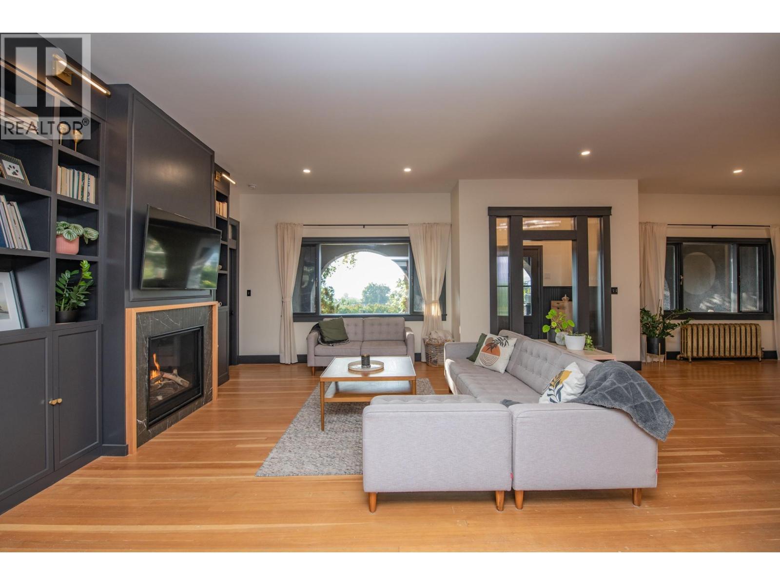 2505 23 Street, Vernon, BC - Indoor Photo Showing Living Room With Fireplace