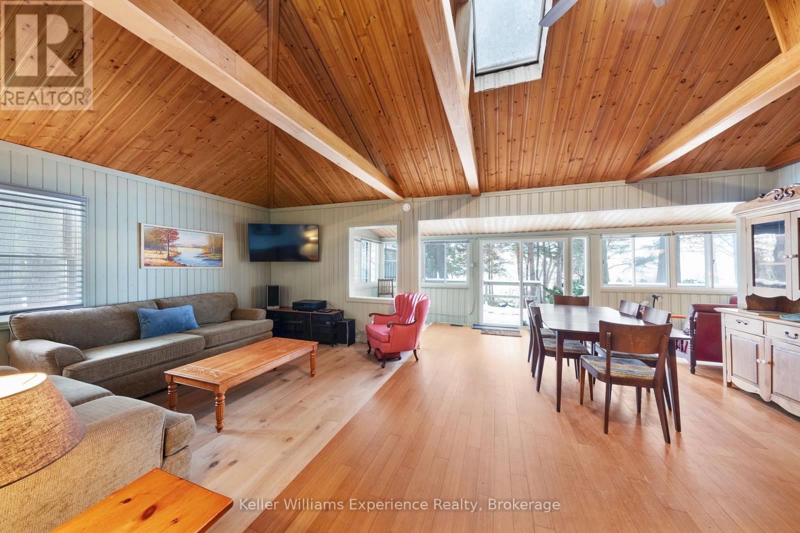 14 Rowntree Lane, Tiny, ON - Indoor Photo Showing Living Room