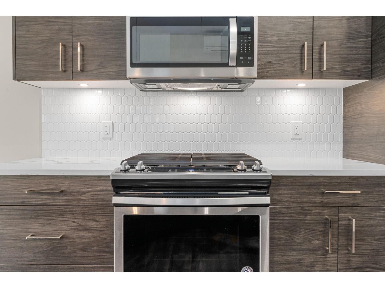 312 2120 Gladwin Road, Abbotsford, BC - Indoor Photo Showing Kitchen With Upgraded Kitchen