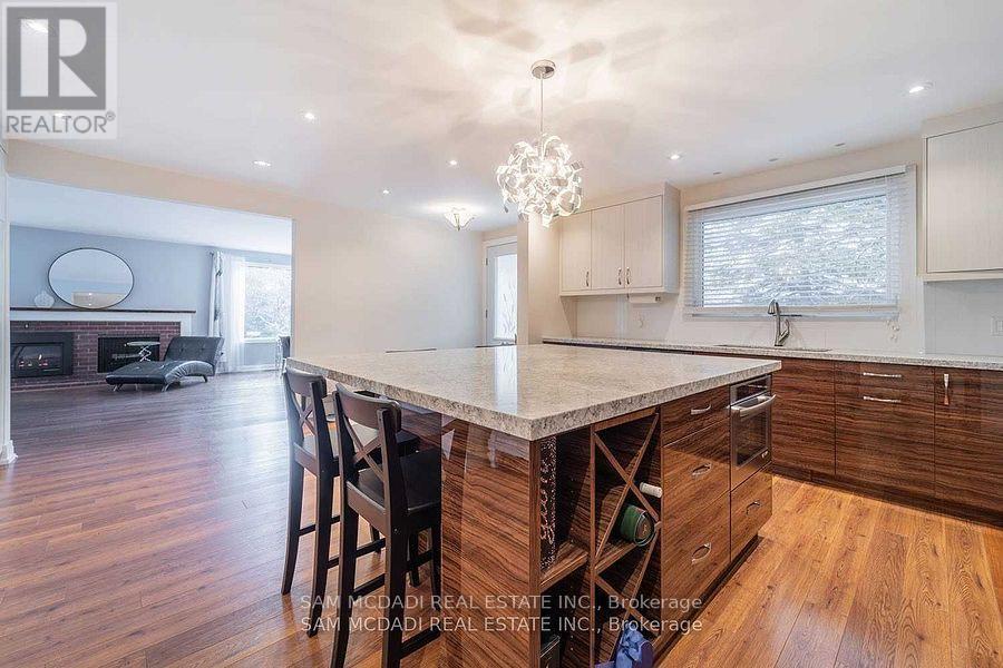 1730 Sunningdale Bend, Mississauga, ON - Indoor Photo Showing Kitchen