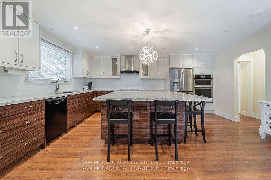 1730 Sunningdale Bend, Mississauga, ON - Indoor Photo Showing Kitchen With Upgraded Kitchen