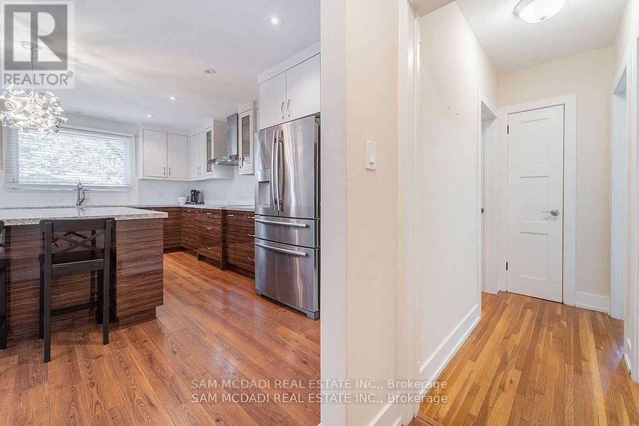 1730 Sunningdale Bend, Mississauga, ON - Indoor Photo Showing Kitchen
