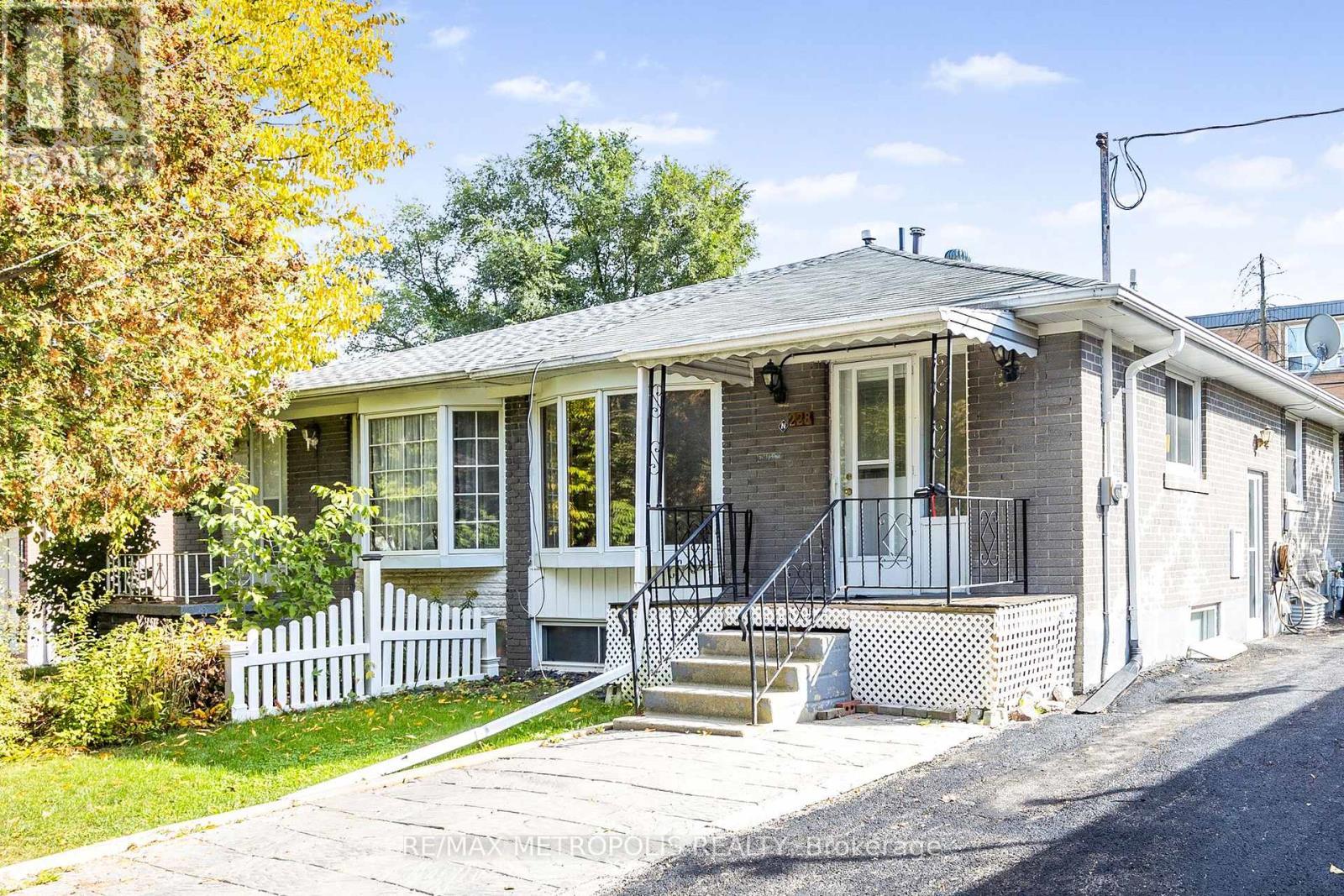 Main - 228 Penn Avenue S, Newmarket, ON - Outdoor