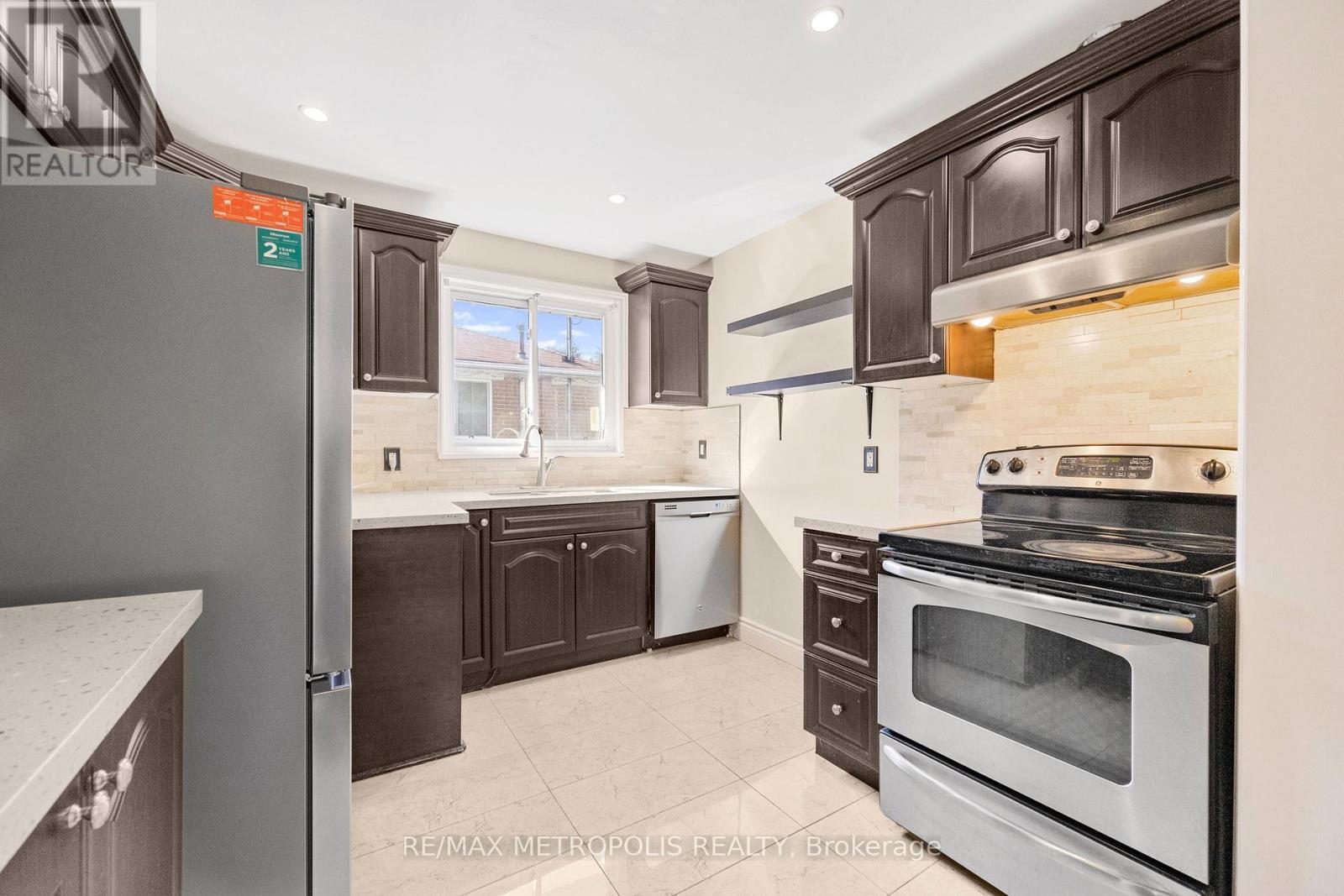 Main - 228 Penn Avenue S, Newmarket, ON - Indoor Photo Showing Kitchen