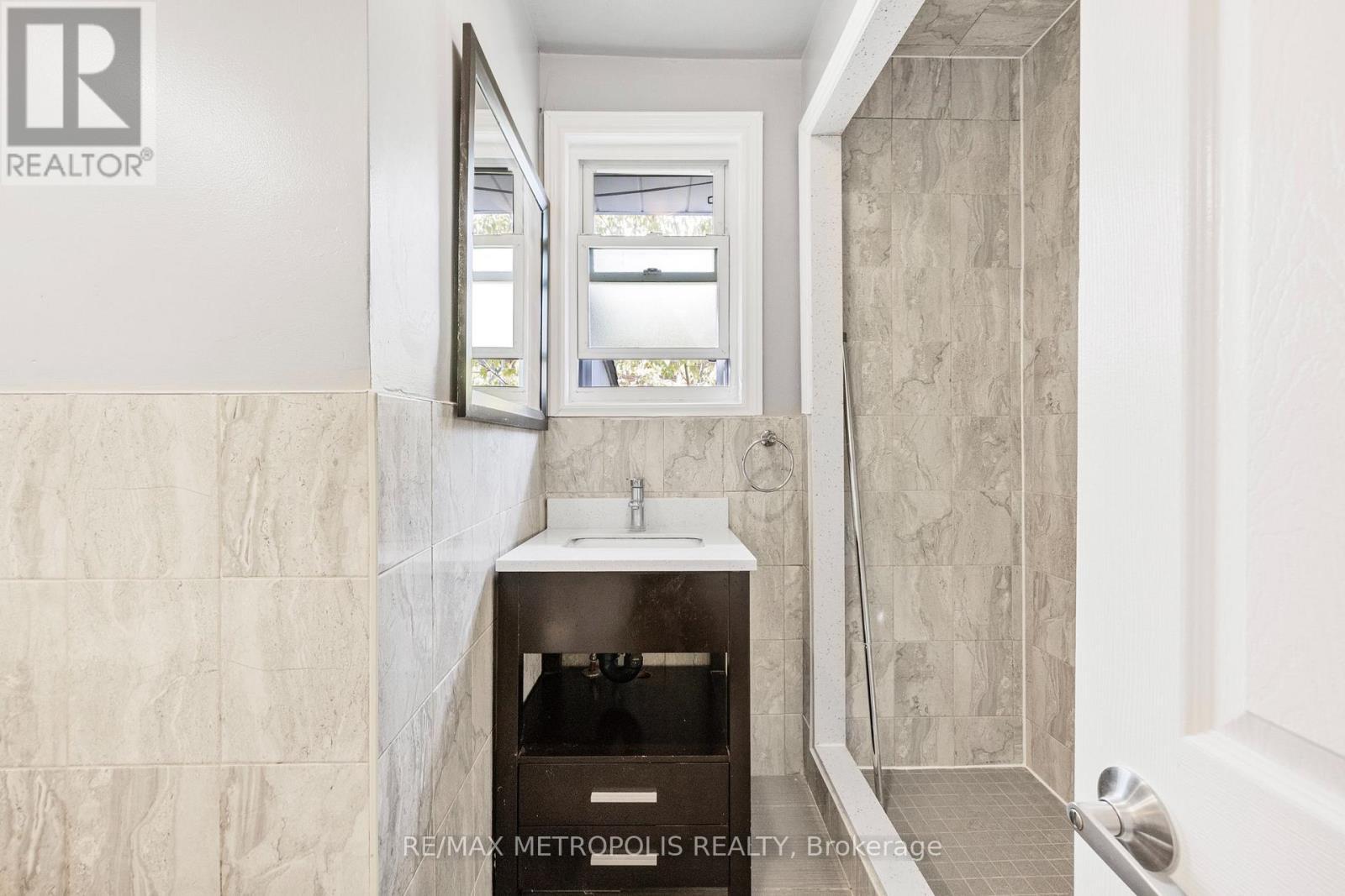 Main - 228 Penn Avenue S, Newmarket, ON - Indoor Photo Showing Bathroom
