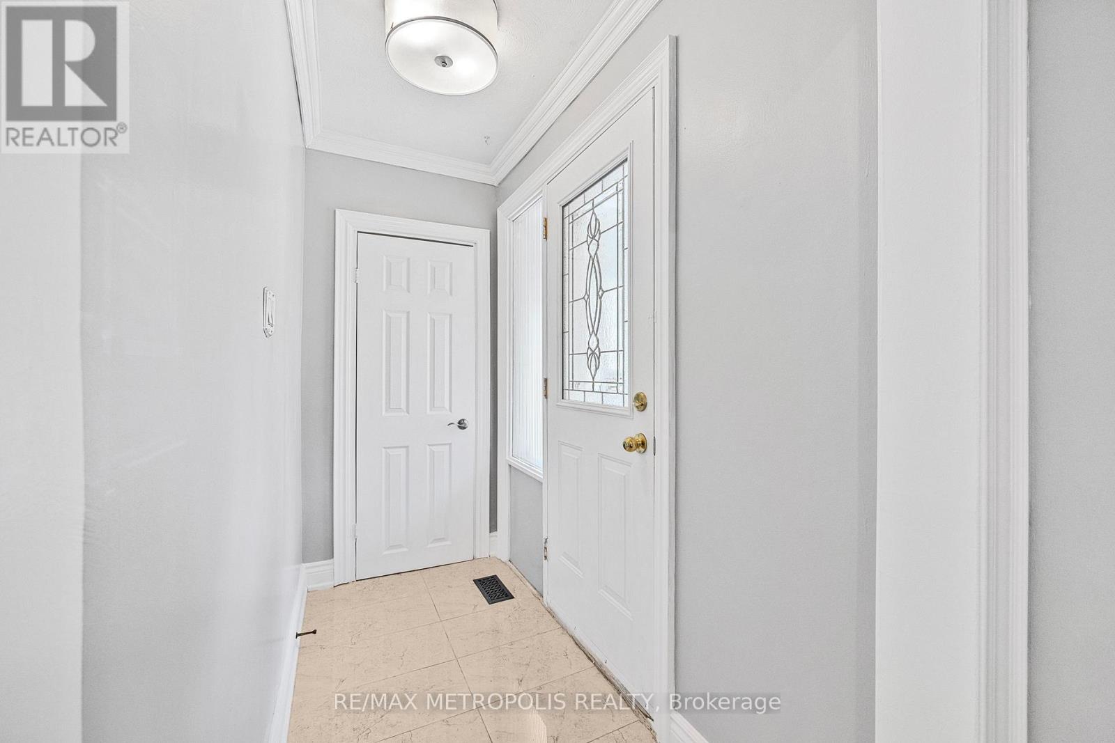 Main - 228 Penn Avenue S, Newmarket, ON - Indoor Photo Showing Other Room