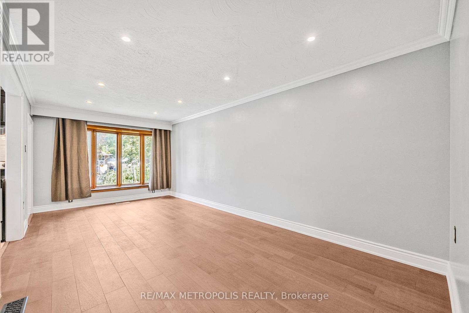 Main - 228 Penn Avenue S, Newmarket, ON - Indoor Photo Showing Other Room