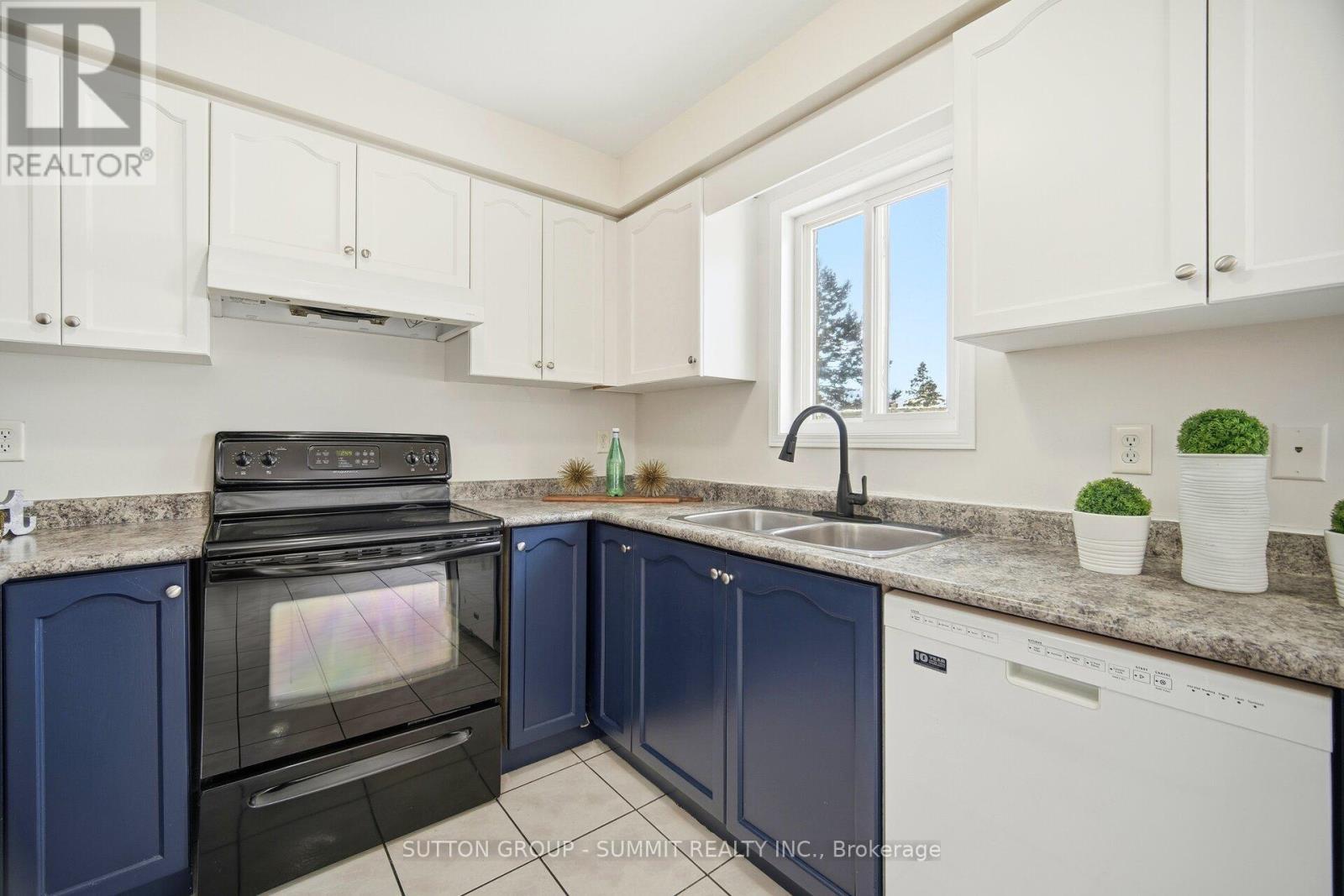 91 Woodhaven Drive, Brampton, ON - Indoor Photo Showing Kitchen With Double Sink