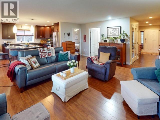 7365 Glacier Street, Powell River, BC - Indoor Photo Showing Living Room