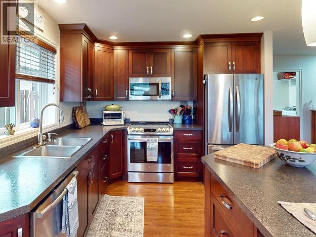 7365 Glacier Street, Powell River, BC - Indoor Photo Showing Kitchen With Double Sink With Upgraded Kitchen