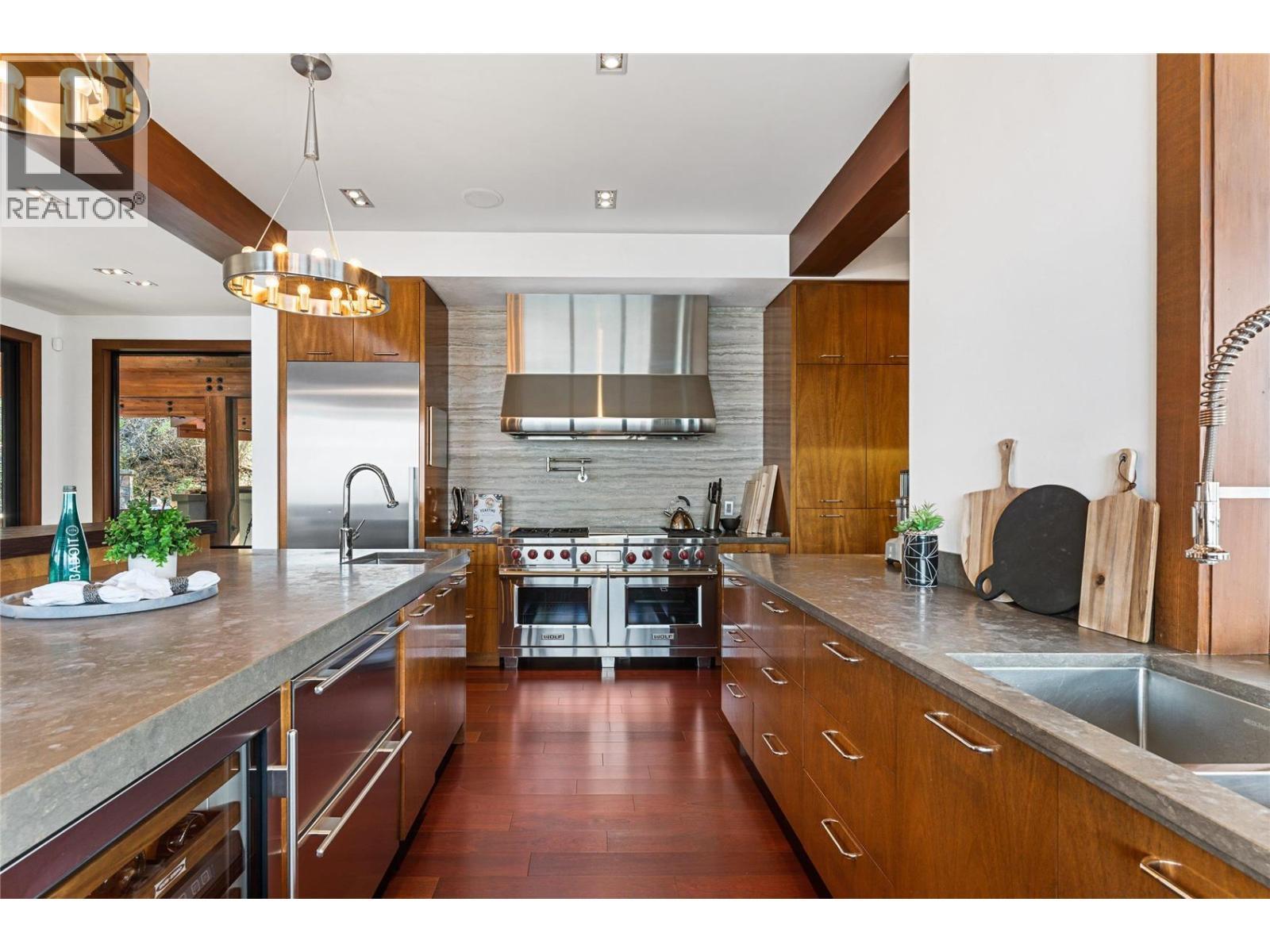 180 Sheerwater Court Unit# 23, Kelowna, BC - Indoor Photo Showing Kitchen With Upgraded Kitchen