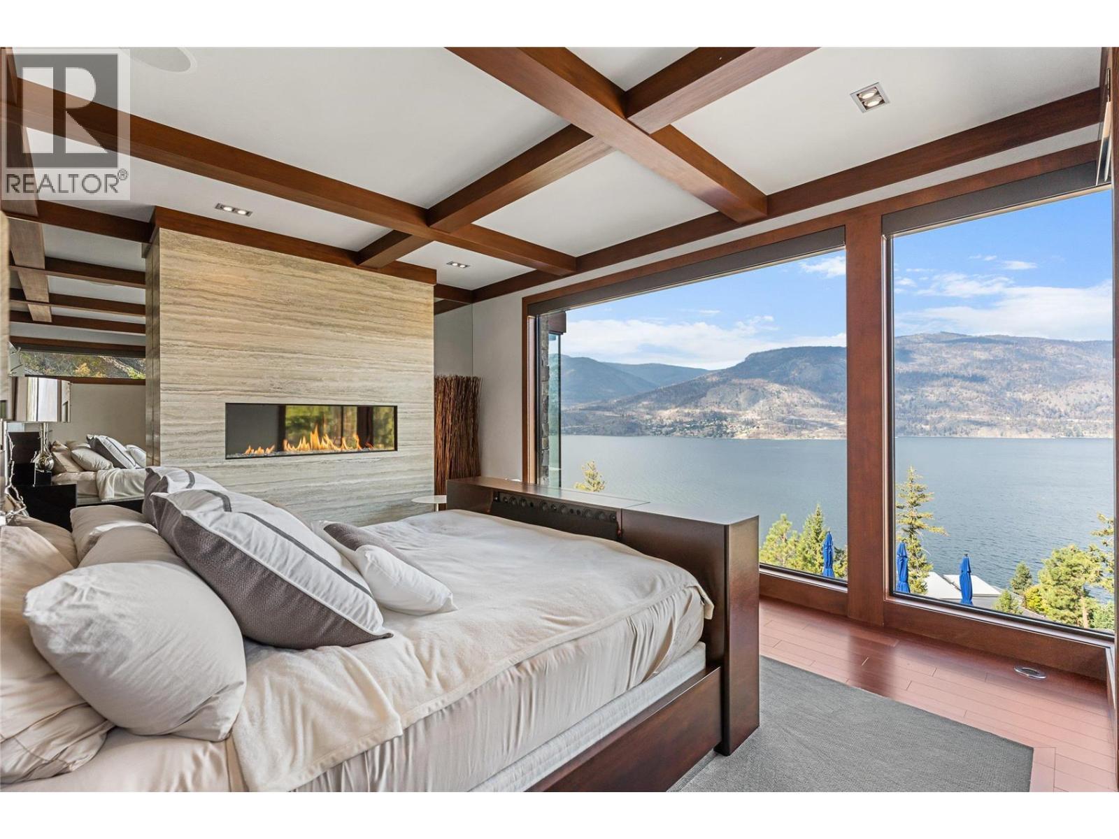 180 Sheerwater Court Unit# 23, Kelowna, BC - Indoor Photo Showing Bedroom With Body Of Water