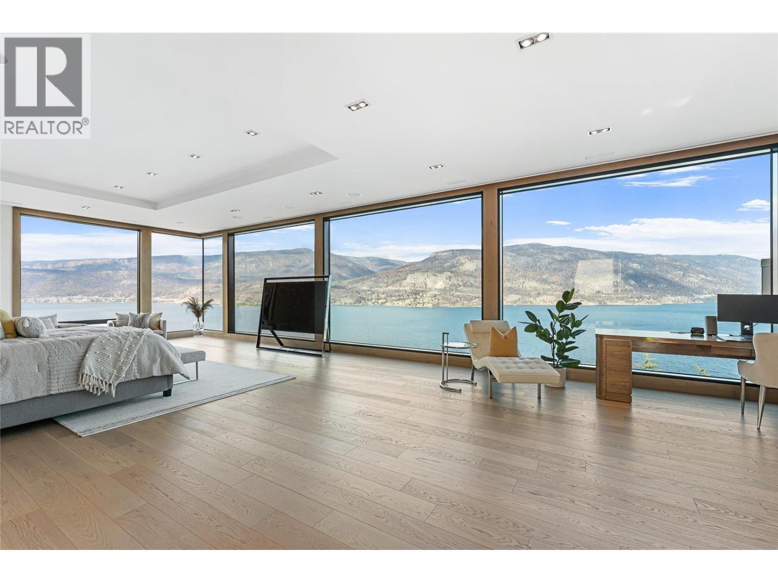 180 Sheerwater Court Unit# 23, Kelowna, BC - Indoor Photo Showing Living Room With Body Of Water