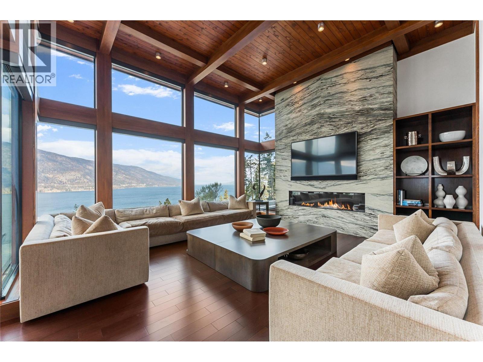 180 Sheerwater Court Unit# 23, Kelowna, BC - Indoor Photo Showing Living Room With Fireplace