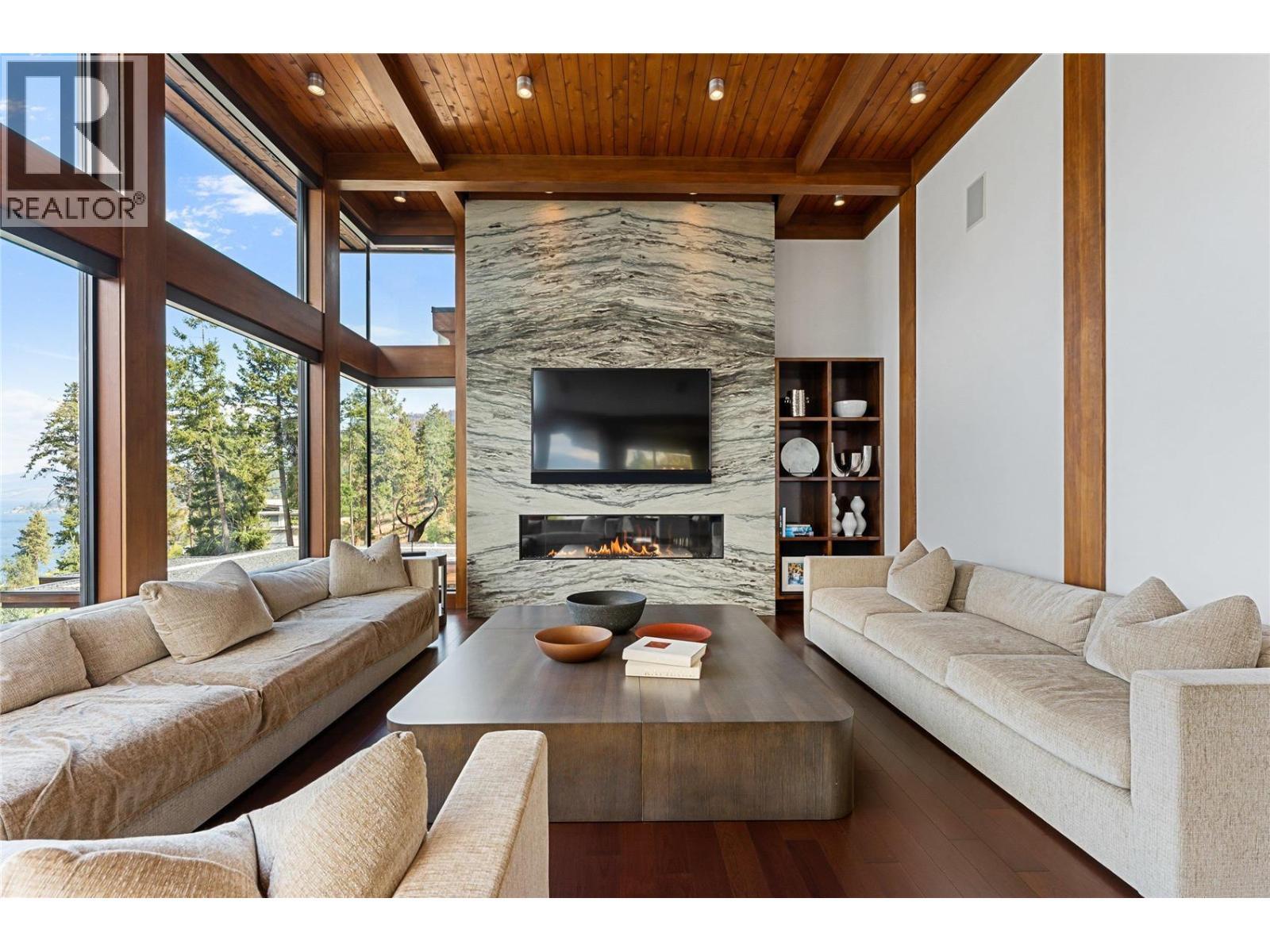 180 Sheerwater Court Unit# 23, Kelowna, BC - Indoor Photo Showing Living Room With Fireplace
