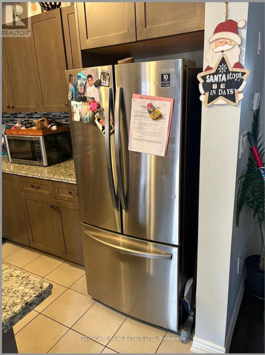 87 Sonoma Valley Crescent E, Hamilton, ON - Indoor Photo Showing Kitchen