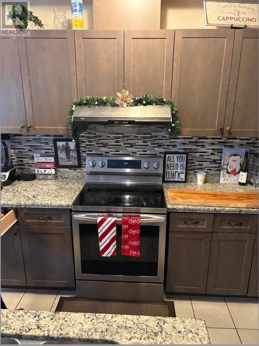 87 Sonoma Valley Crescent E, Hamilton, ON - Indoor Photo Showing Kitchen
