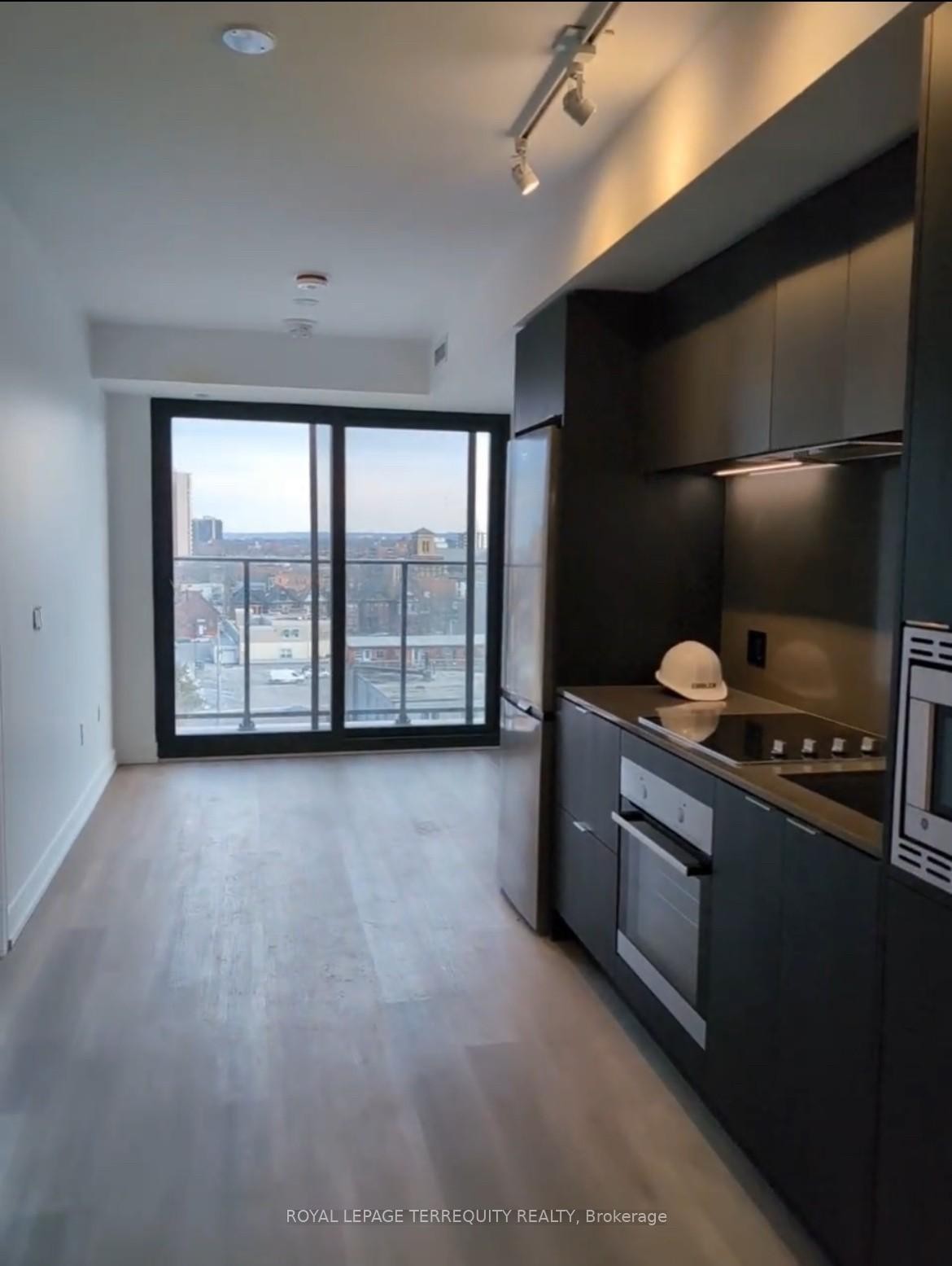 825-1 Jarvis Street, Hamilton, ON - Indoor Photo Showing Kitchen