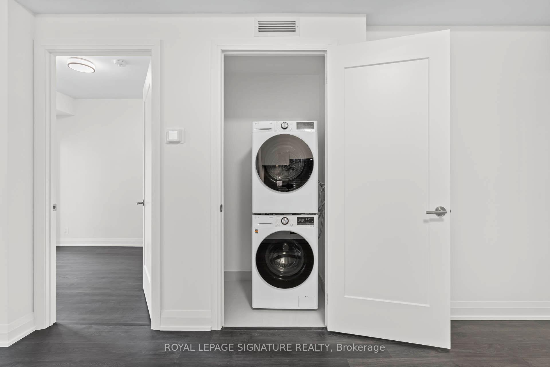 1302-65 Broadway Avenue, Toronto, ON - Indoor Photo Showing Laundry Room