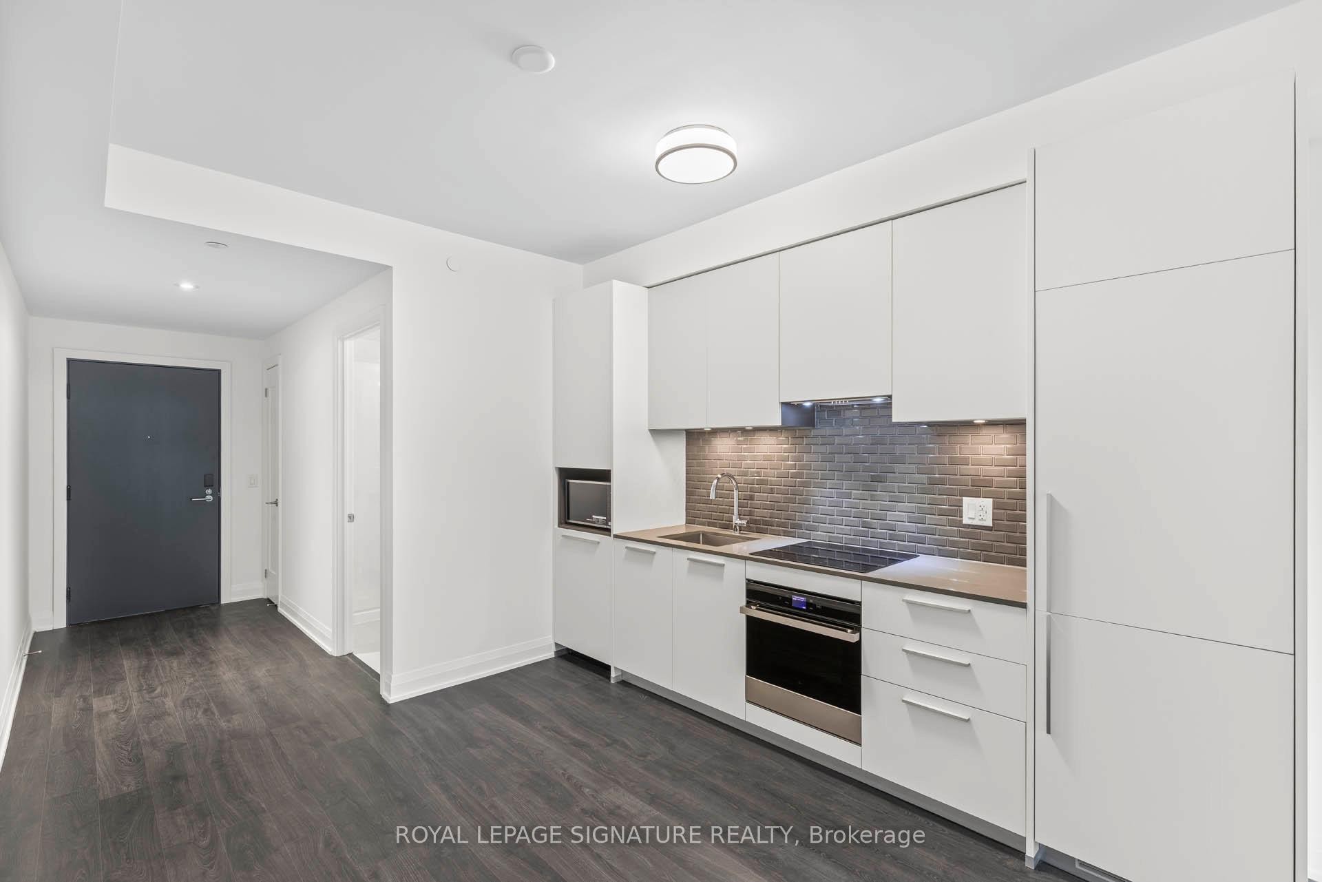 1302-65 Broadway Avenue, Toronto, ON - Indoor Photo Showing Kitchen With Upgraded Kitchen