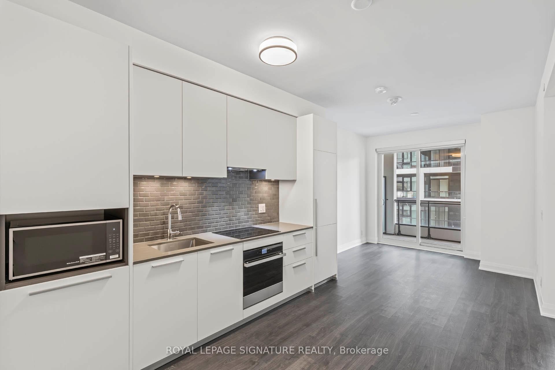 1302-65 Broadway Avenue, Toronto, ON - Indoor Photo Showing Kitchen With Upgraded Kitchen