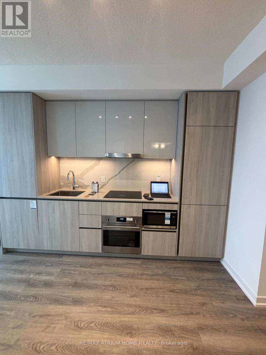 4608 - 8 Interchange Way, Vaughan, ON - Indoor Photo Showing Kitchen