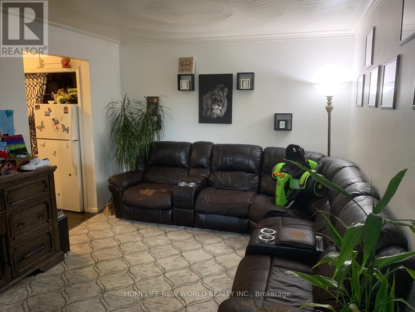 5 - 2900 Keele Street, Toronto, ON - Indoor Photo Showing Living Room