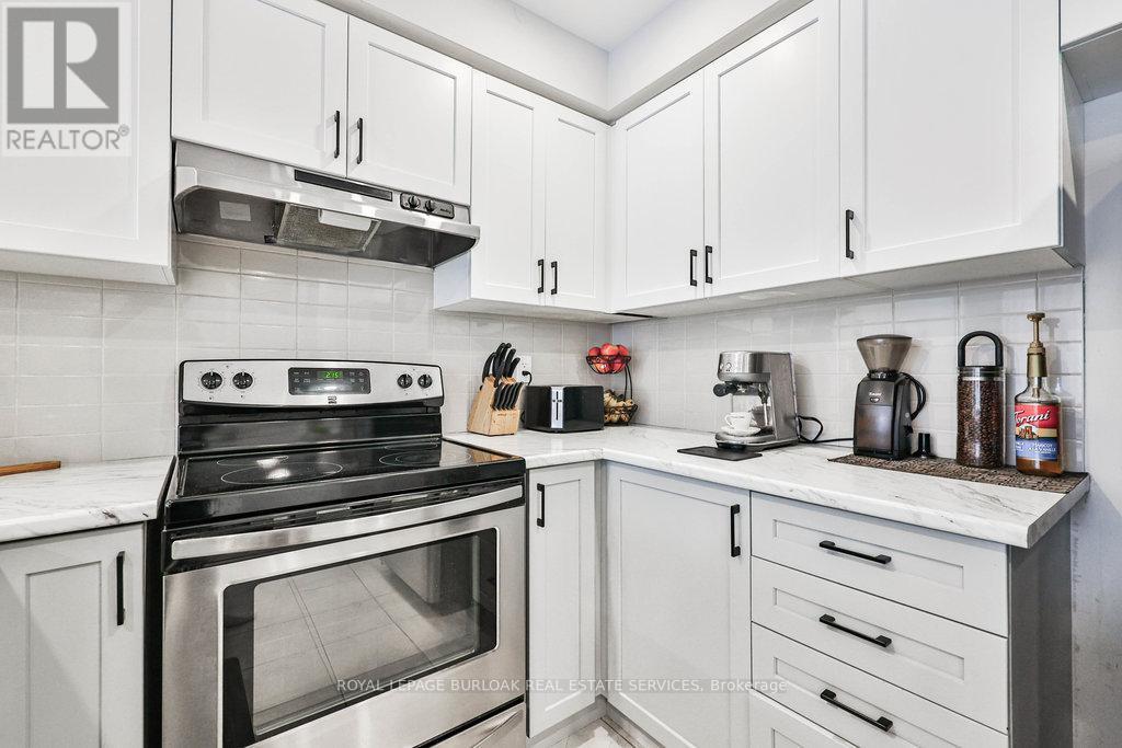 68 Lupo Drive, Hamilton, ON - Indoor Photo Showing Kitchen With Upgraded Kitchen
