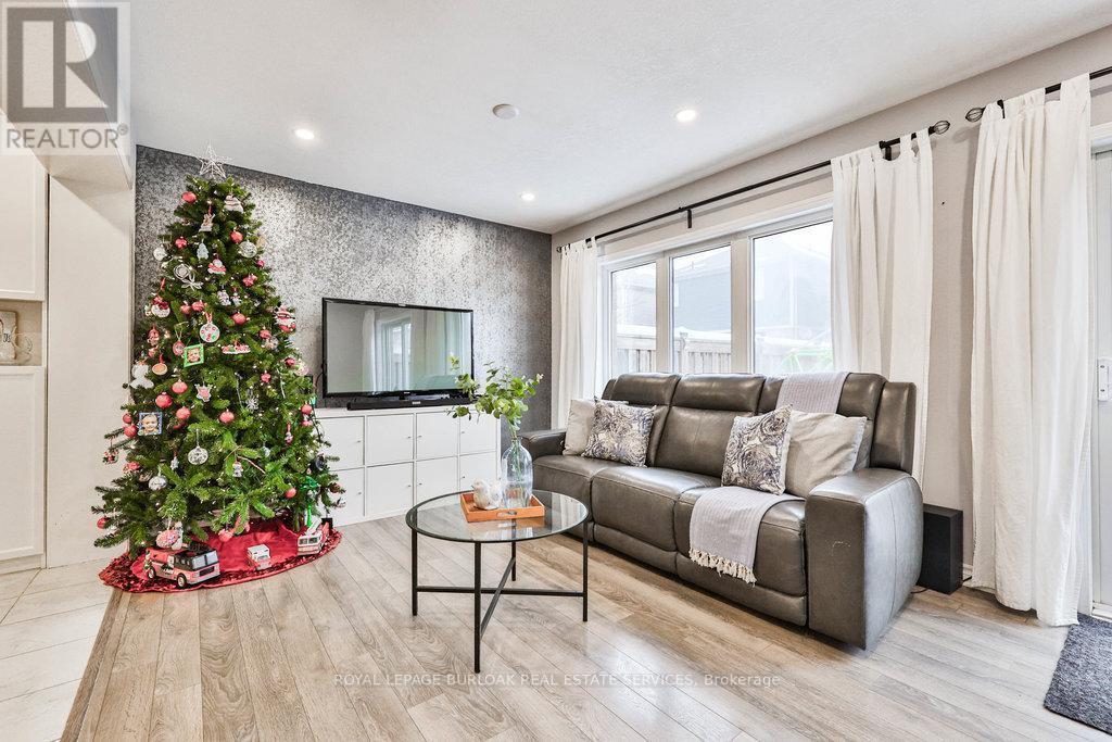68 Lupo Drive, Hamilton, ON - Indoor Photo Showing Living Room