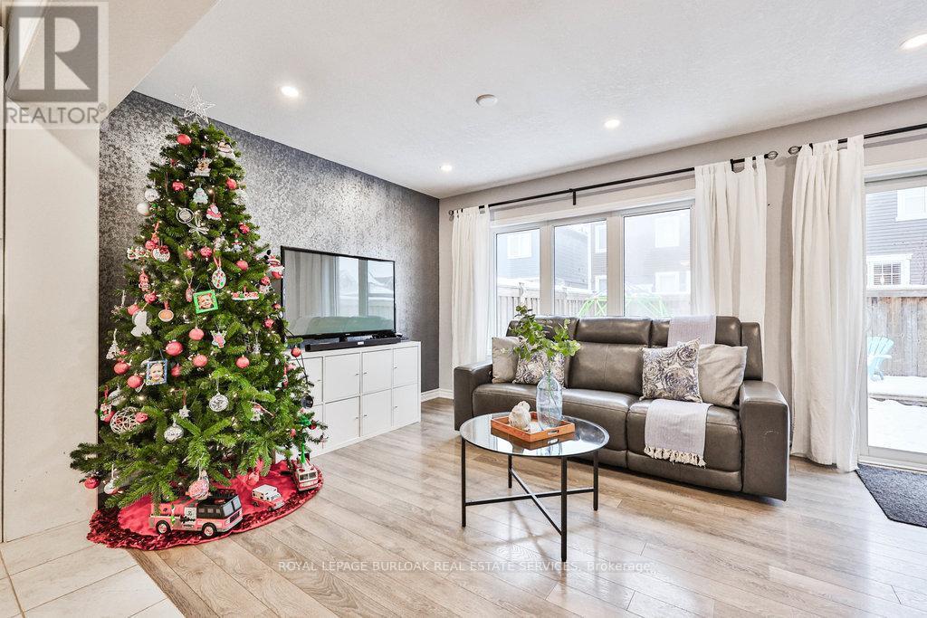 68 Lupo Drive, Hamilton, ON - Indoor Photo Showing Living Room