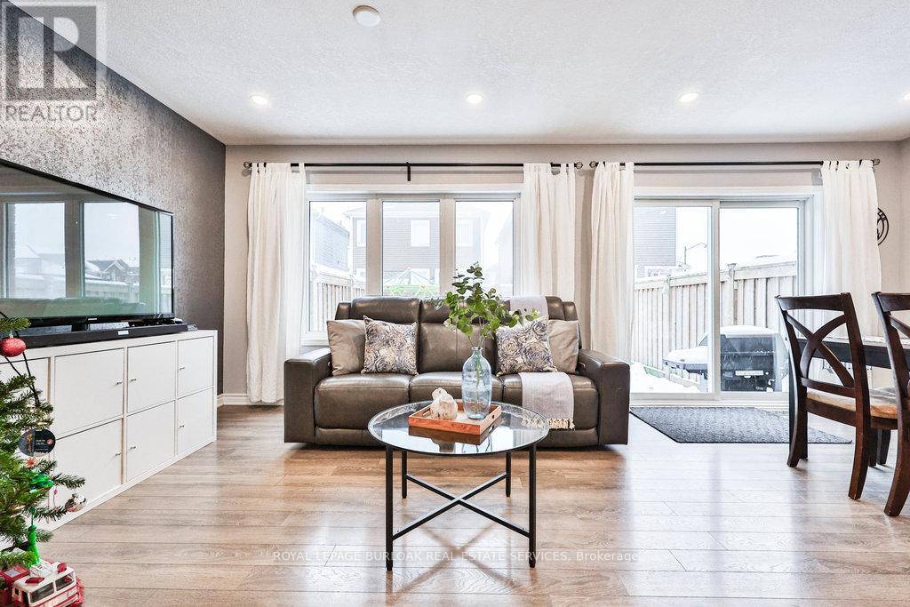 68 Lupo Drive, Hamilton, ON - Indoor Photo Showing Living Room