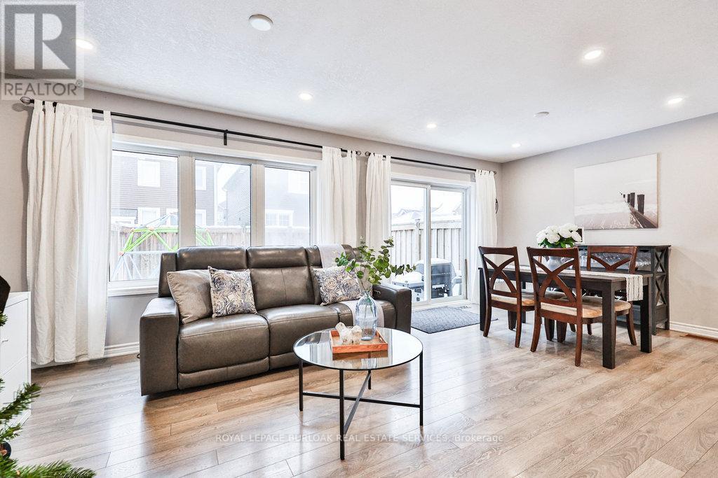 68 Lupo Drive, Hamilton, ON - Indoor Photo Showing Living Room