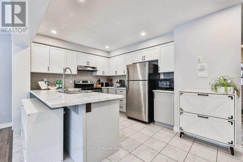 68 Lupo Drive, Hamilton, ON - Indoor Photo Showing Kitchen