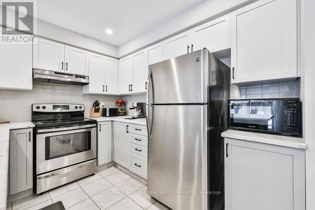 68 Lupo Drive, Hamilton, ON - Indoor Photo Showing Kitchen