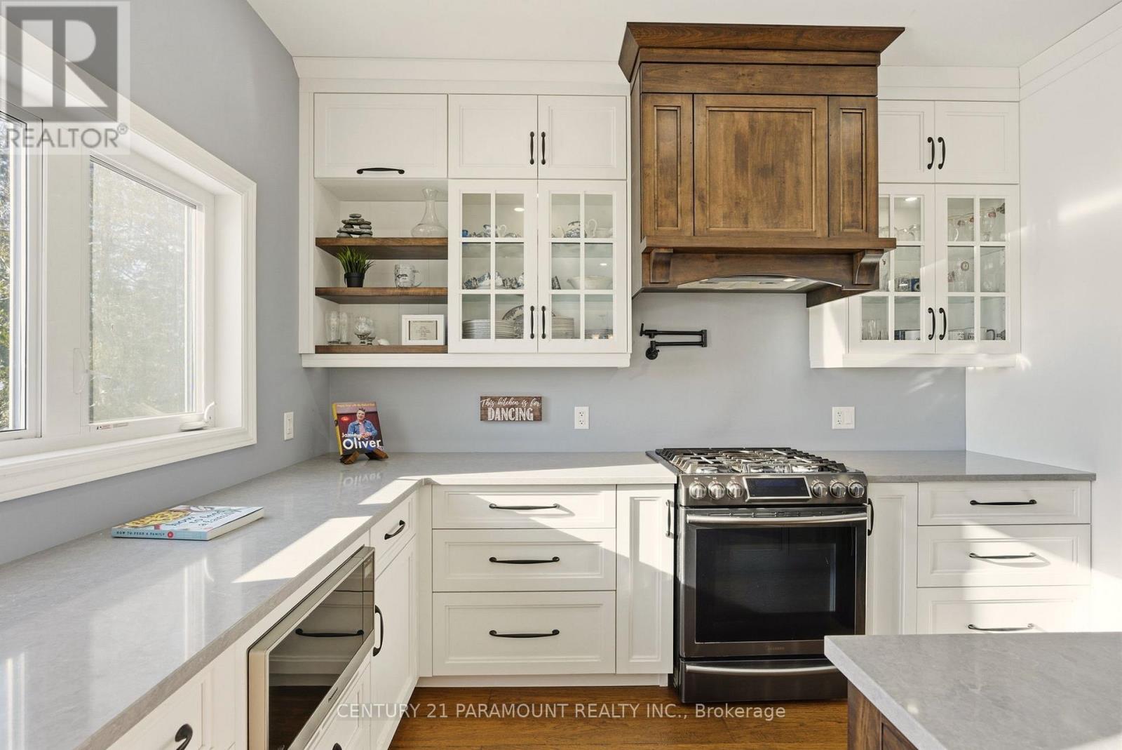 126 Chapman Drive Se, Magnetawan, ON - Indoor Photo Showing Kitchen With Upgraded Kitchen