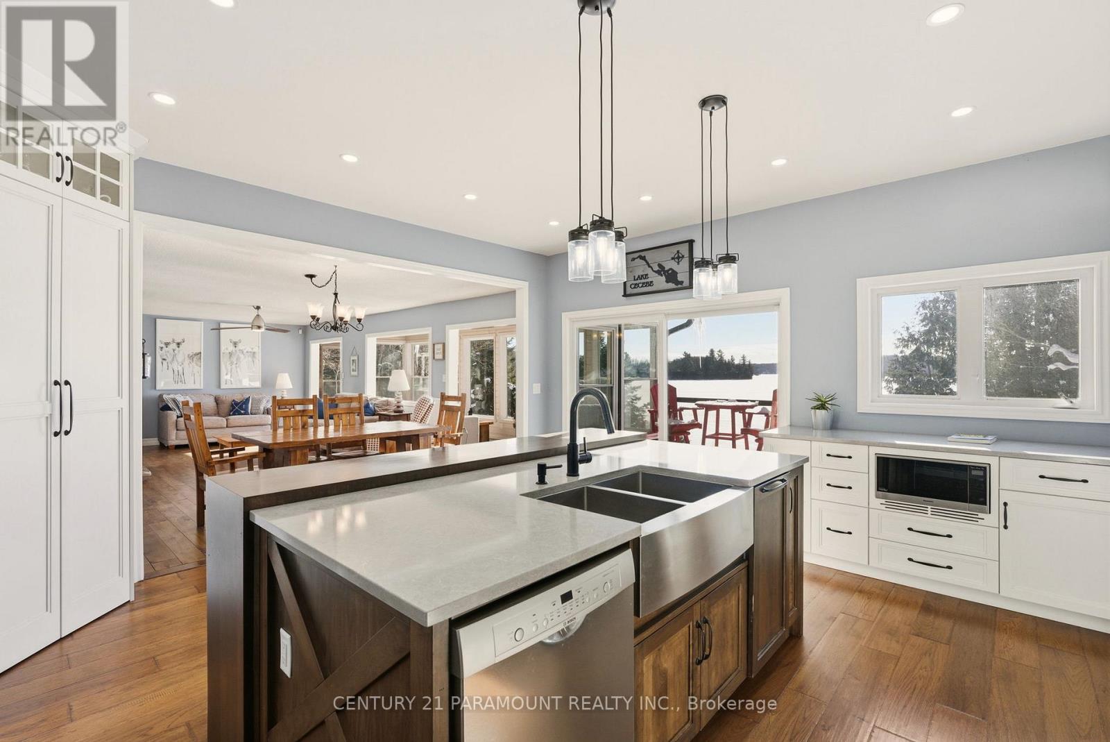 126 Chapman Drive Se, Magnetawan, ON - Indoor Photo Showing Kitchen With Double Sink With Upgraded Kitchen