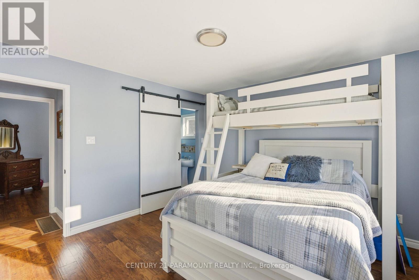 126 Chapman Drive Se, Magnetawan, ON - Indoor Photo Showing Bedroom