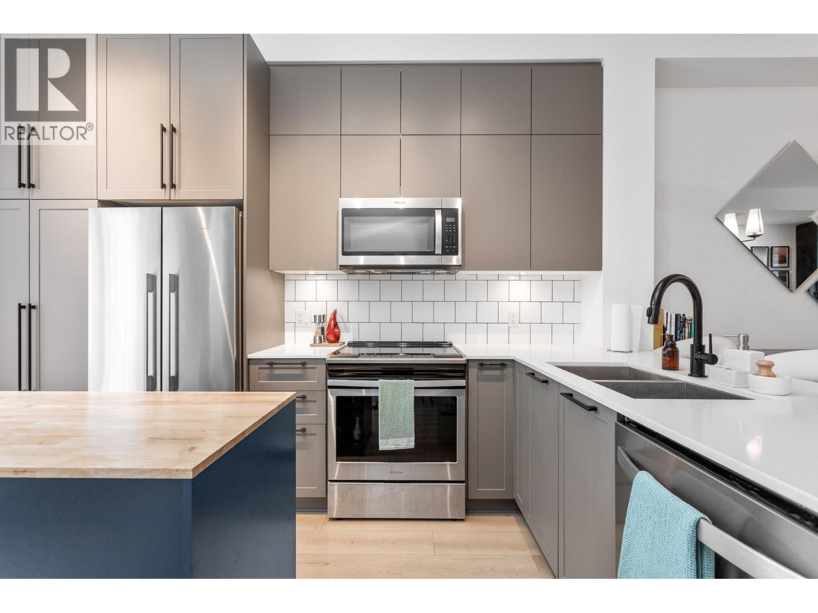 3 19696 Hammond Road, Pitt Meadows, BC - Indoor Photo Showing Kitchen With Double Sink With Upgraded Kitchen