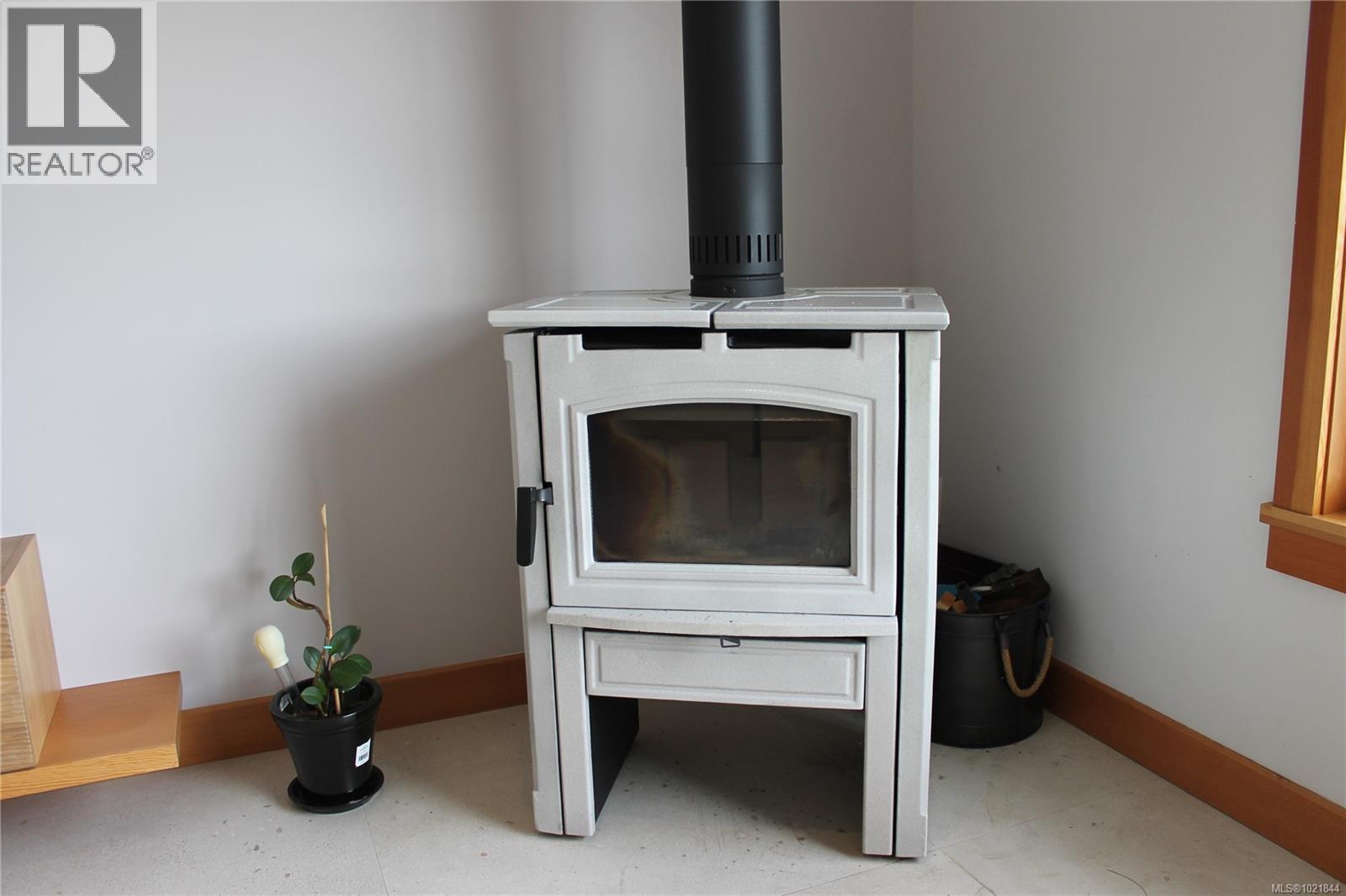 1721 Wilmot Rd, Cowichan Bay, BC - Indoor