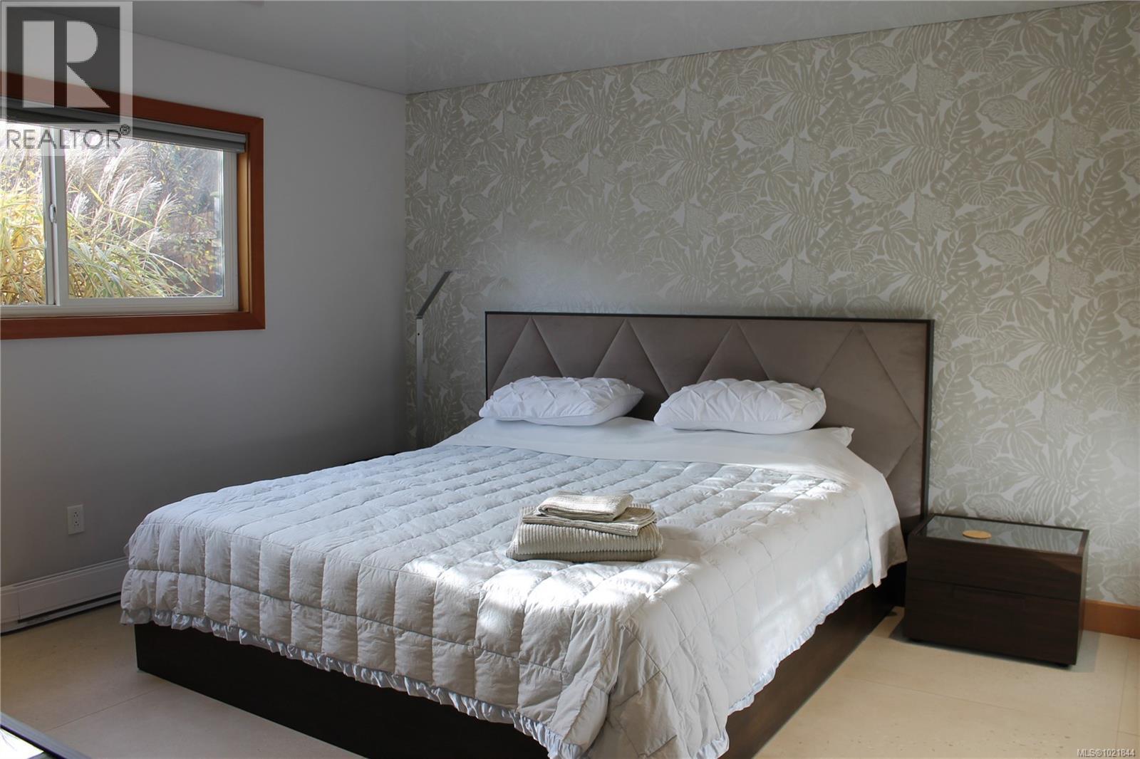 1721 Wilmot Rd, Cowichan Bay, BC - Indoor Photo Showing Bedroom