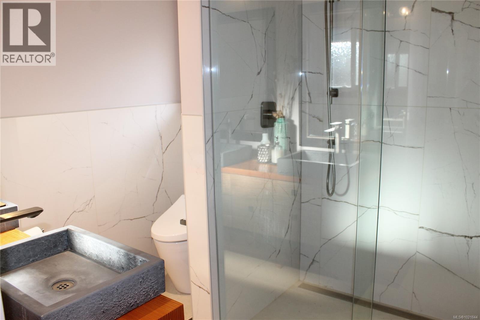 1721 Wilmot Rd, Cowichan Bay, BC - Indoor Photo Showing Bathroom