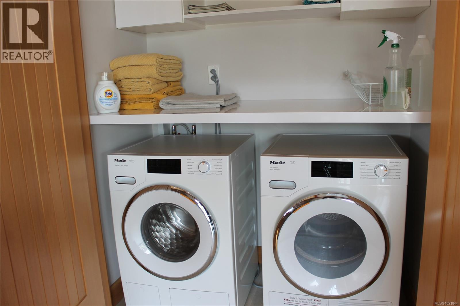 1721 Wilmot Rd, Cowichan Bay, BC - Indoor Photo Showing Laundry Room