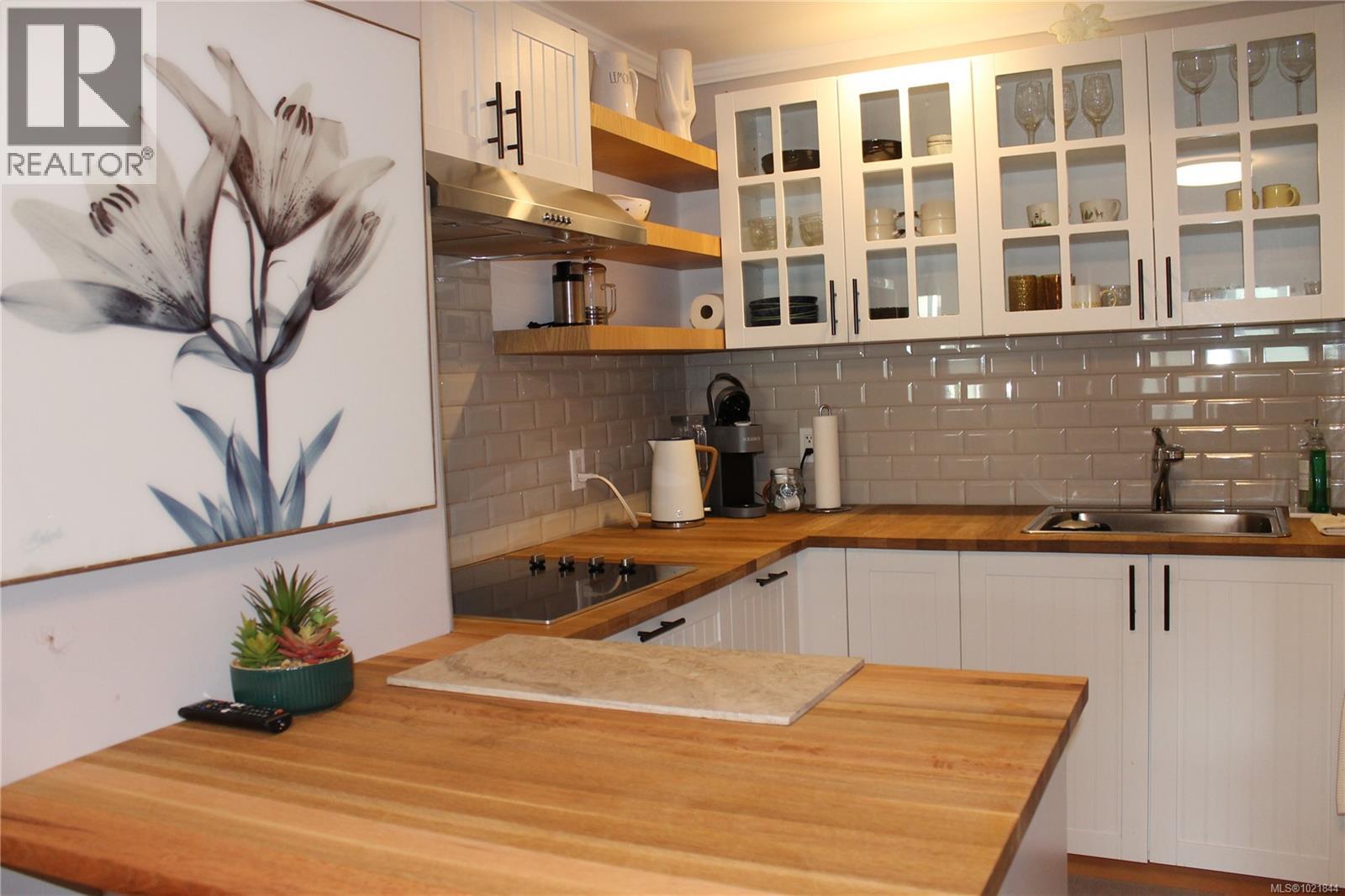 1721 Wilmot Rd, Cowichan Bay, BC - Indoor Photo Showing Kitchen