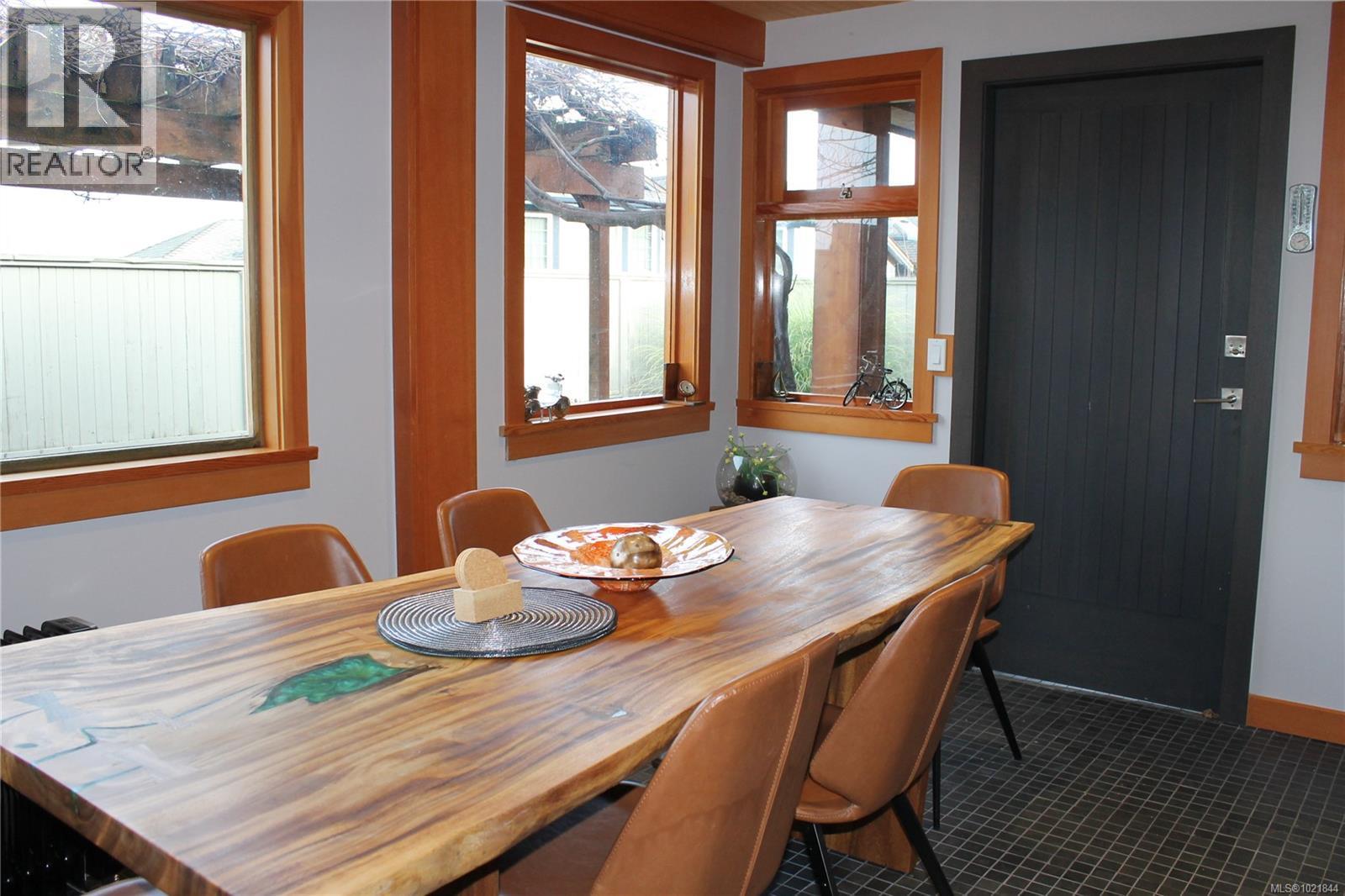 1721 Wilmot Rd, Cowichan Bay, BC - Indoor Photo Showing Dining Room