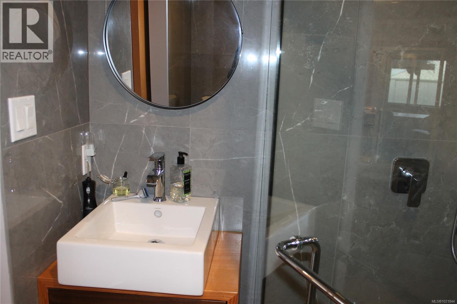 1721 Wilmot Rd, Cowichan Bay, BC - Indoor Photo Showing Bathroom
