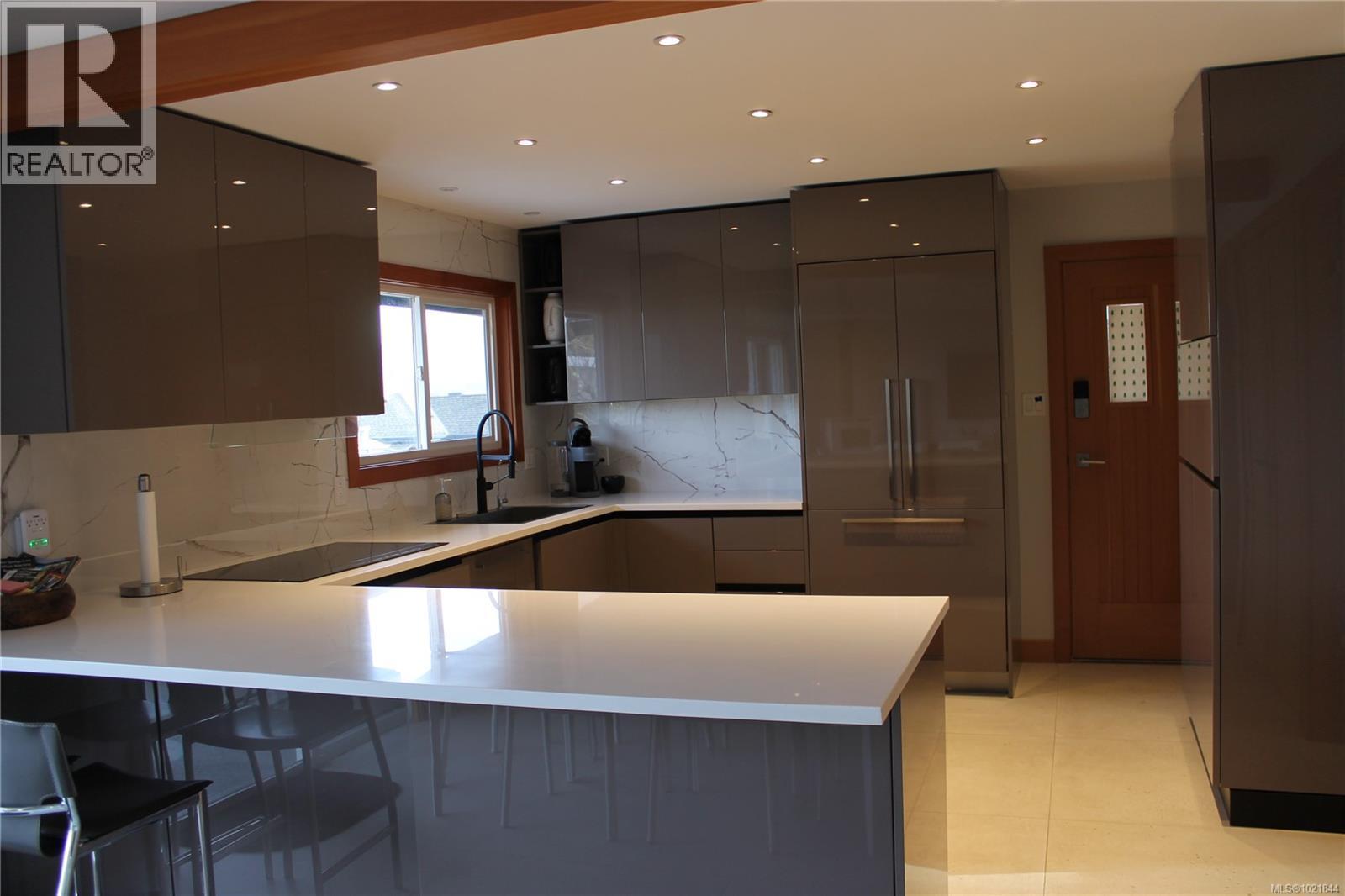 1721 Wilmot Rd, Cowichan Bay, BC - Indoor Photo Showing Kitchen With Upgraded Kitchen