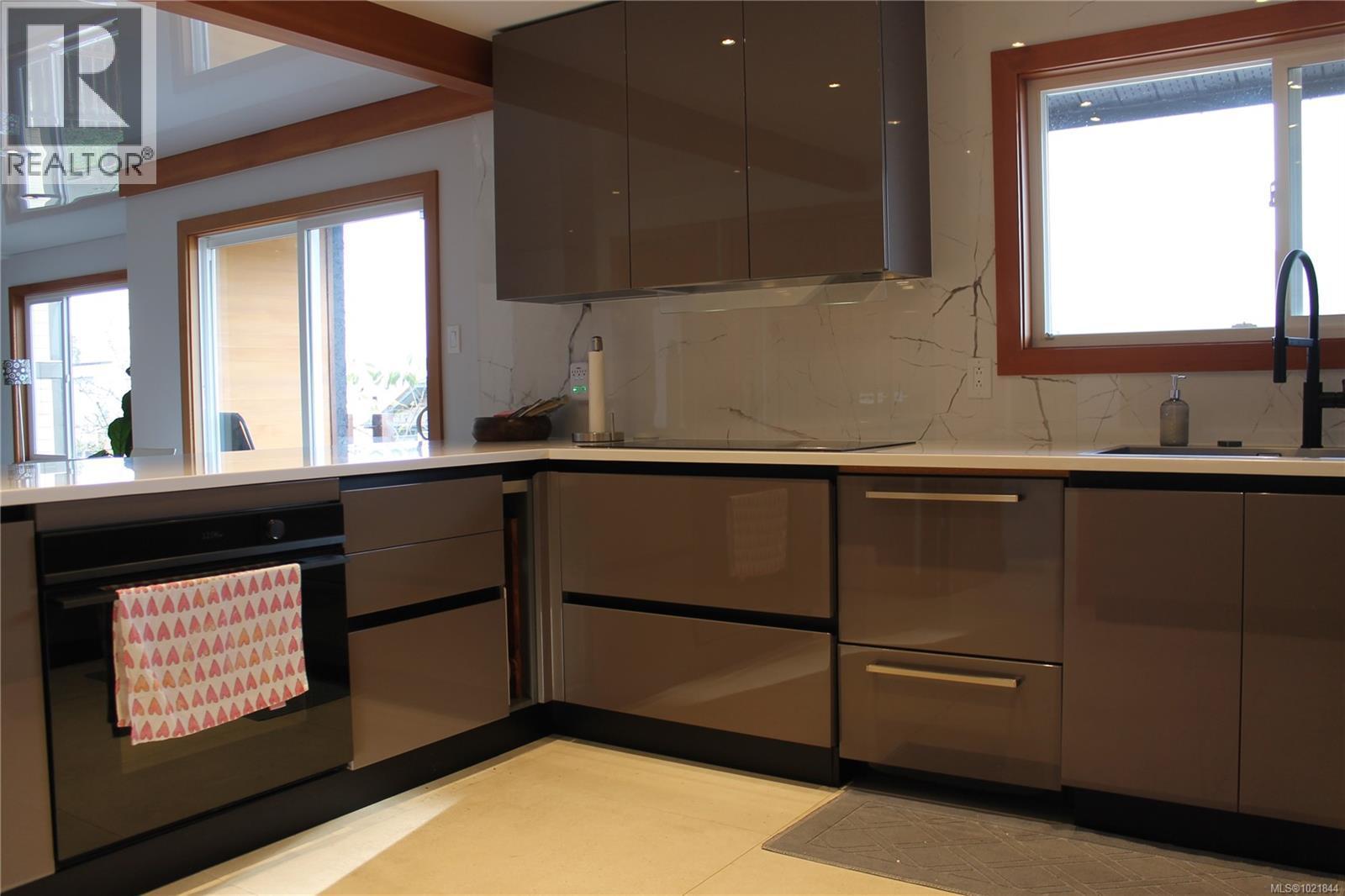 1721 Wilmot Rd, Cowichan Bay, BC - Indoor Photo Showing Kitchen