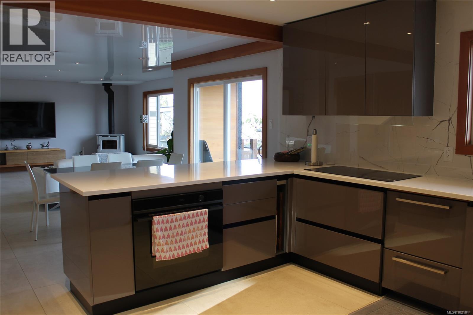 1721 Wilmot Rd, Cowichan Bay, BC - Indoor Photo Showing Kitchen